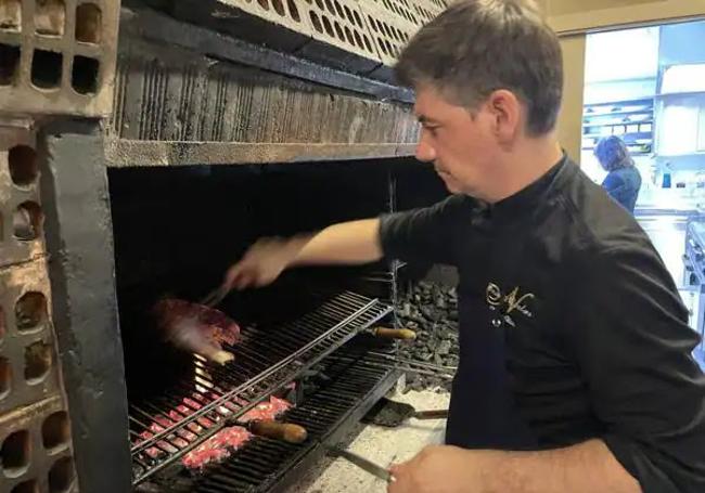 El parrillero Xavi Ruiz en la parrilla inclinada de Casa Nicolás de Tolosa.