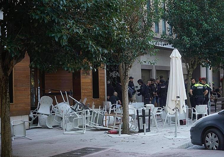 Estado en el que ha quedado la terraza del bar en el barrio de San Martín.