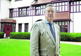 Andrés Sendagorta junto a la sede de Sener, la compañía de la que es presidente, en la localidad vizcaína de Getxo.