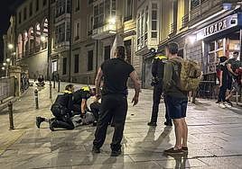 Agentes locales reducen al varón sospechoso de amenazar con una navaja a un portero de la 'Cuchi'.