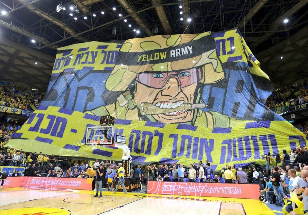 Tifo de la afición del Maccabi en el partido del pasado jueves.