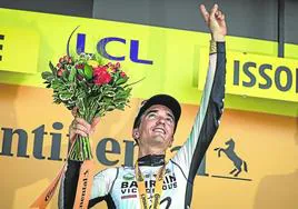 Pello Bilbao dedica su victoria en el Tour al fallecido Gino Mader