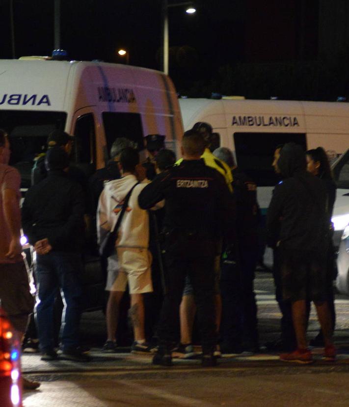 Imagen secundaria 2 - Imágenes de la ambulancia quemada en Leioa y de la concentración de esta mañana en la base de Zorroza. (Foto: Iker Salgado) 