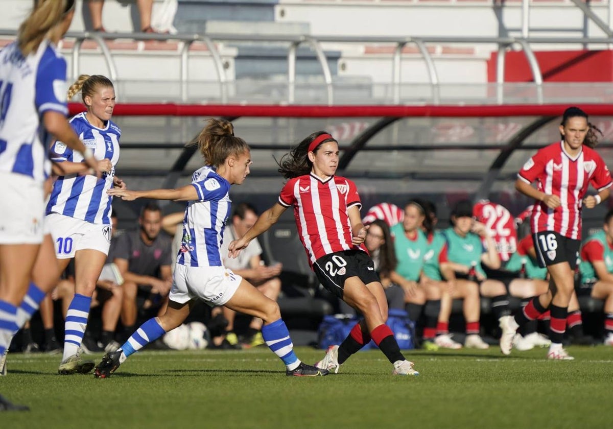 Elexpuru da un pase durante la victoria del Athletic ante el Sporting de Huelva.