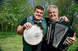 Koldo Etxebarri y su hijo Unai han llevado la música vasca por medio mundo.