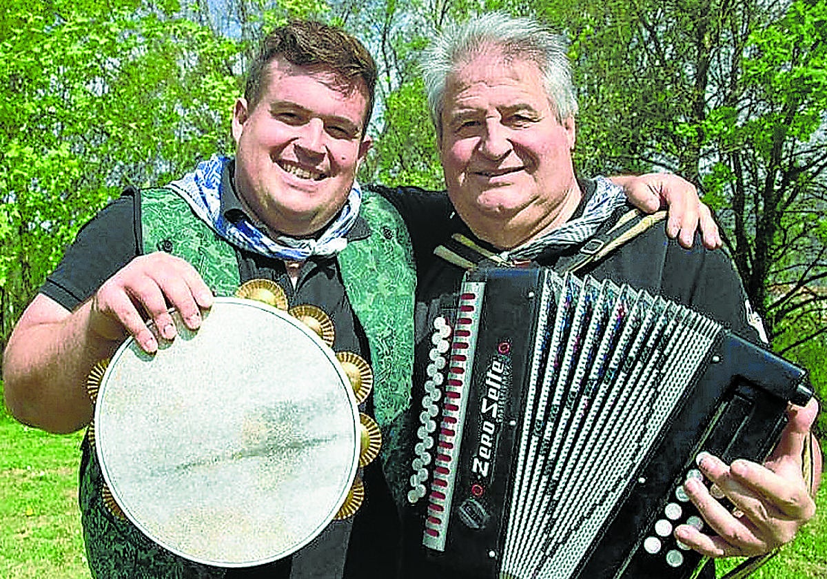 Koldo Etxebarri y su hijo Unai han llevado la música vasca por medio mundo.