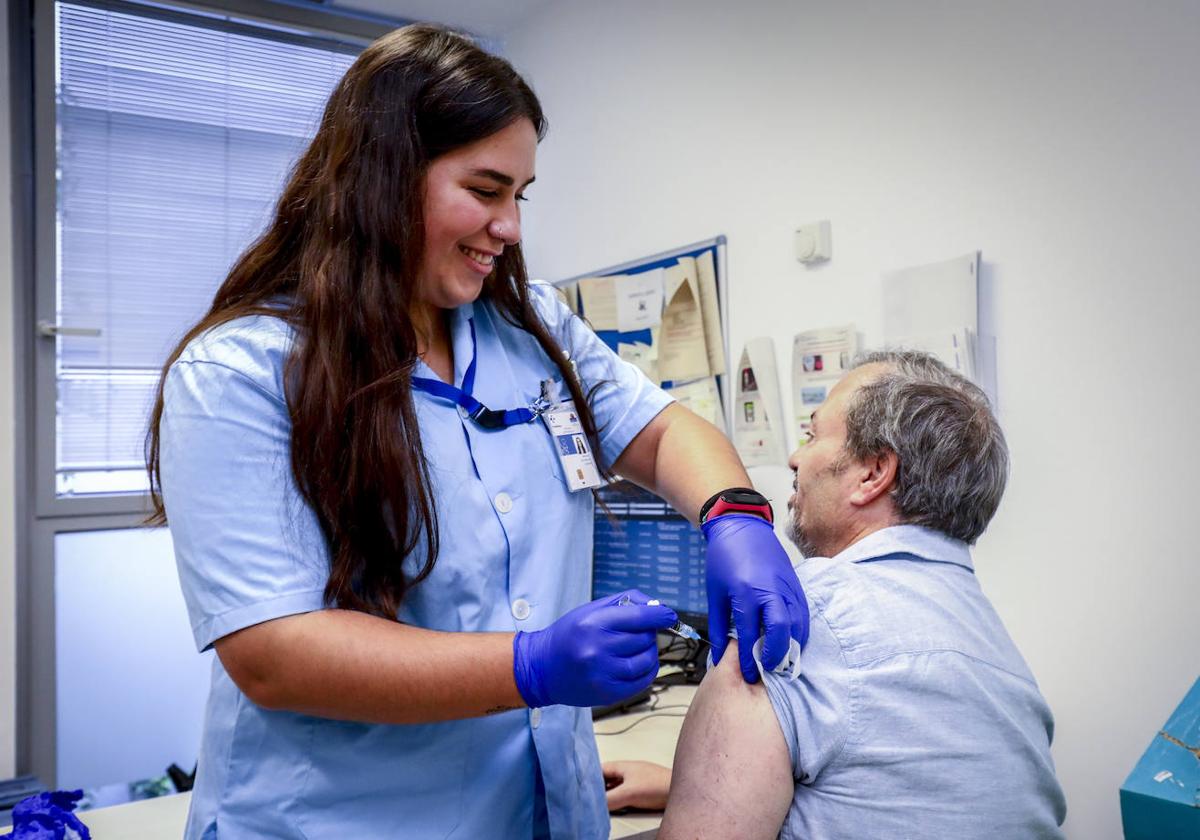 íñigo ha sido el primero en ser vacunado este lunes en el centro de salud de Zabalgana.