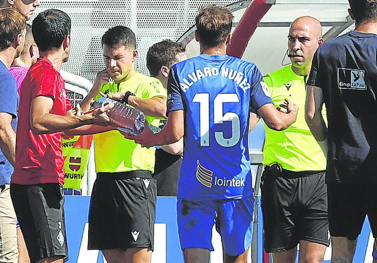 Álvaro Núñez protesta el gol anulado el domingo al Amorebieta ante el Eibar en Lezama.