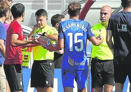 Álvaro Núñez protesta el gol anulado el domingo al Amorebieta ante el Eibar en Lezama.