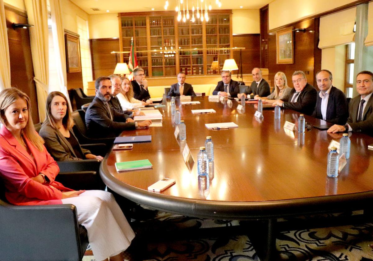 Los consejeros del Gobierno vasco Azpiazu y Hurtado se han reunido esta mañana con represenantes de nueve entidades financieras presentes en Euskadi.