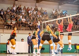 Un momento del partido entre el CV Sestao y el Rivas, con buena presencia de aficionados en la grada.