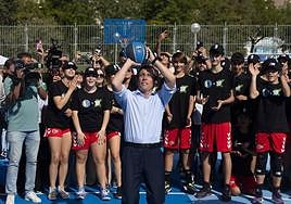 El alcalde Almeida sigue con su «maldición» en el deporte: esta vez se le rompen las gafas jugando al baloncesto