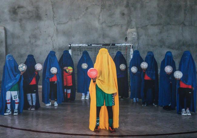 Un equipo femenino de fútbol posa en Afganistán.
