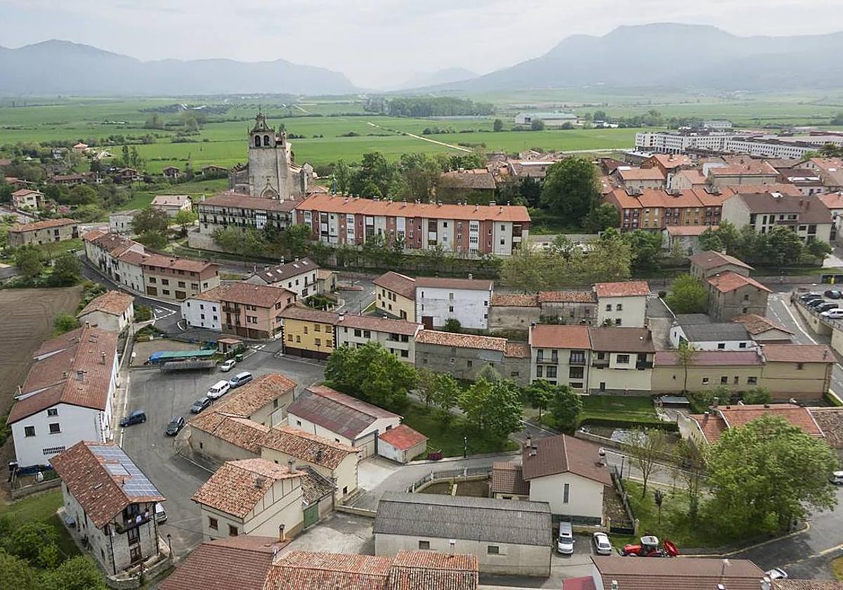El acusado, de acuerdo con otra persona o personas cuya identidad se desconoce, entraron por la fuerza en una casa-palacio alavesa.