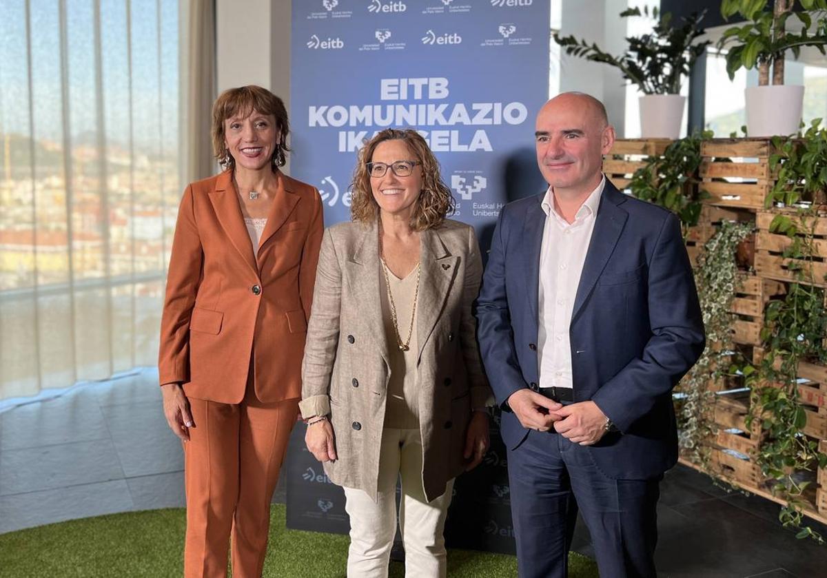 Eva Ferreira, rectora de la UPV, Ana Irene del Valle, decana de Ciencias Sociales y de la Comunicación, y Andoni Aldekoa, director general de EITB.