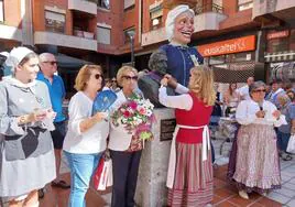 Ofrenda floral a Eskarabilera y Manuela Egiguren en las fiestas de Basauri