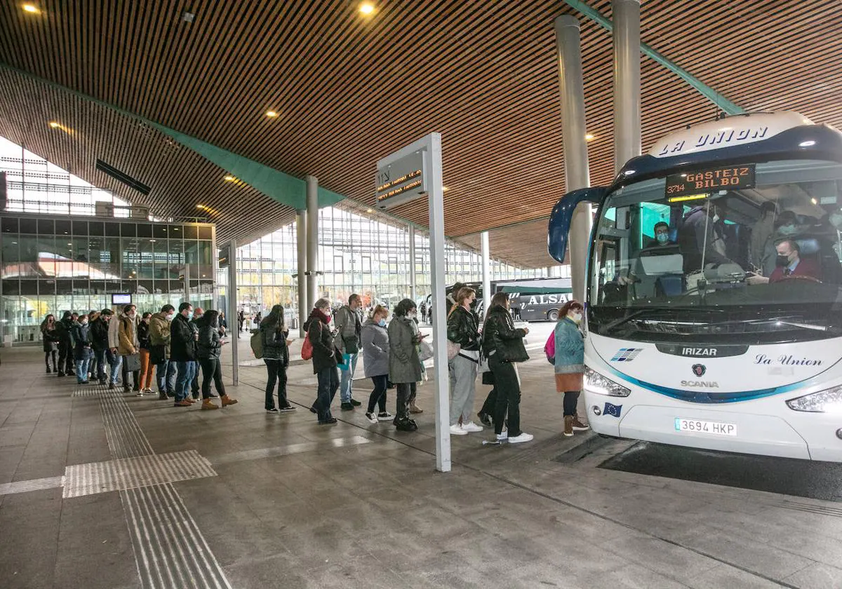 Detenido por realizar «tocamientos» a una mujer que viajaba en autobús a  Vitoria | El Correo