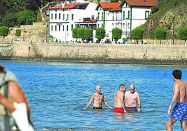 Bañistas en la playa de Ereaga disfrutaban ayer de las altas temperaturas ambientales y del mar.