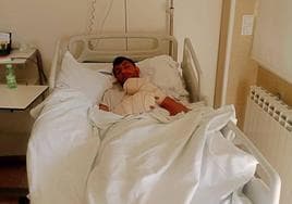 El porteador paquistaní Murtaza Ghulam descansando tras ser intervenido.