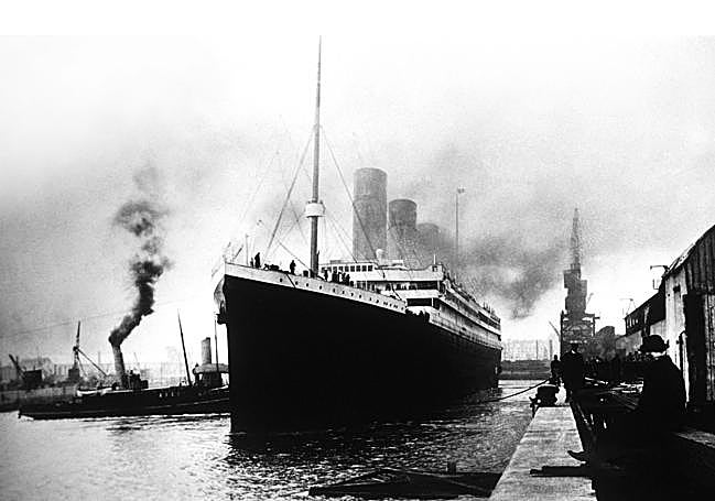 El Titanic zarpa desde el puerto de Southhampton, Inglaterra