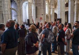 El 'abierto por obras' de la Catedral de Santa María atrajo a centenares de turistas a conocer su interior.