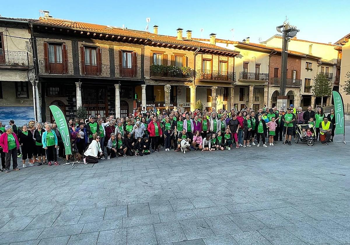 Foto de familia de la marcha contra el cáncer celebrada este jueves en Salvatierra.