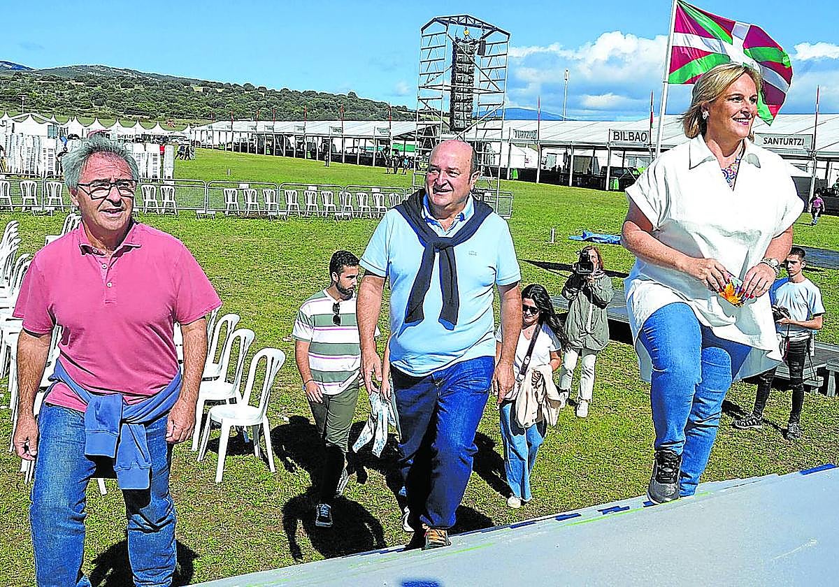 El burukide Joseba Aurrekoetxea; el presidente del EBB, Andoni Ortuzar; y la líder del BBB, Itxaso Atutxa, en la víspera del Alderdi Eguna del pasado septiembre.