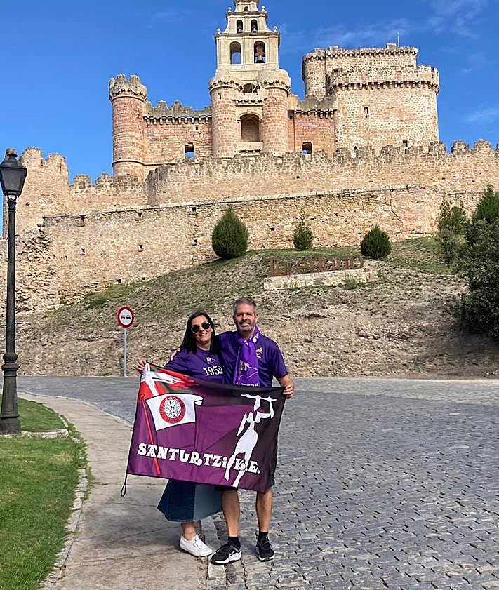 Imagen secundaria 2 - Arriba, los jugadores del Santurtzi y aficionados morados en Turégano. A la izquierda, la alcaldesa, Karmele Tubilla (en el centro), junto al exalcalde Ricardo Iriarte (primero por la izquierda) y tres concejales. A la derecha, Arantxa Legido y Gorka Fernández, delante del castillo de Turégano.