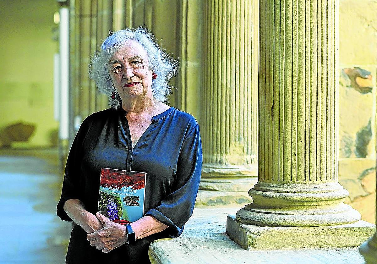 Arantxa Urretabizkaia posa con su novela 'Azken etxea' en el Museo San Telmo de San Sebastián.