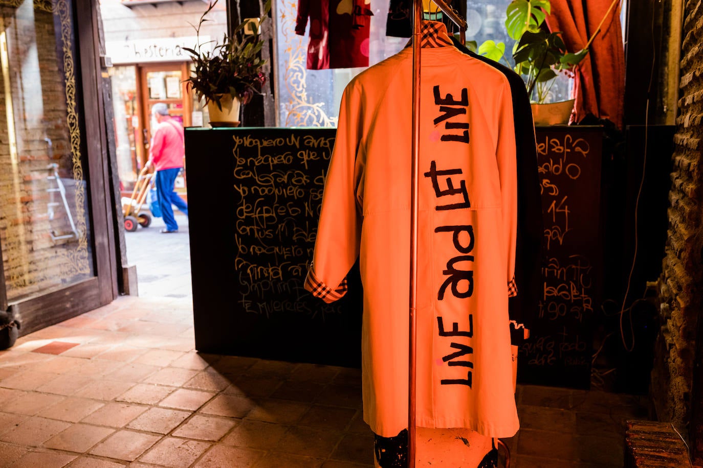 De Vitoria al mundo: las gabardinas &#039;vintage&#039; pintadas a mano que triunfan