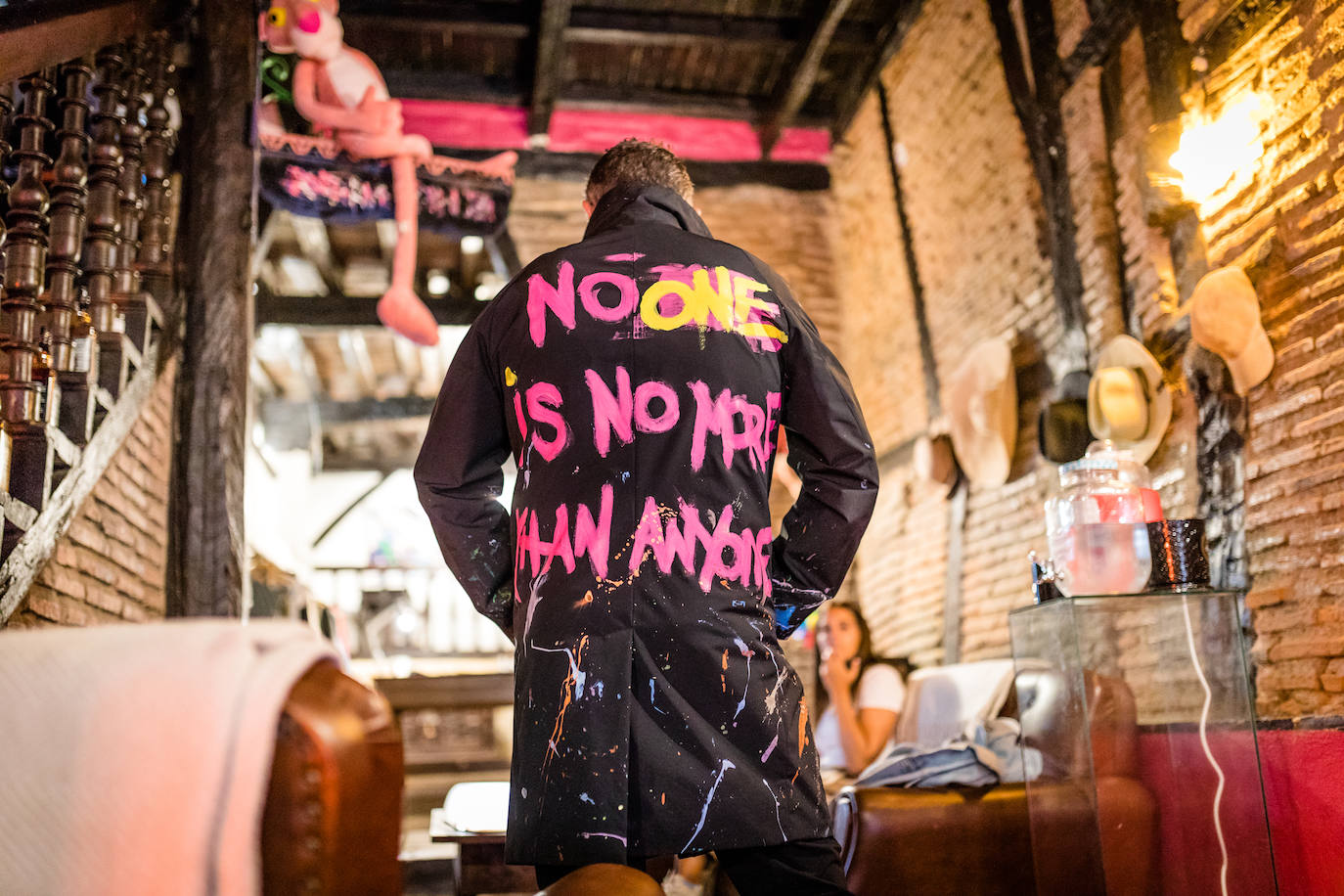 De Vitoria al mundo: las gabardinas &#039;vintage&#039; pintadas a mano que triunfan