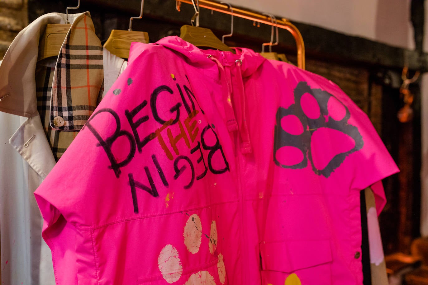 De Vitoria al mundo: las gabardinas &#039;vintage&#039; pintadas a mano que triunfan