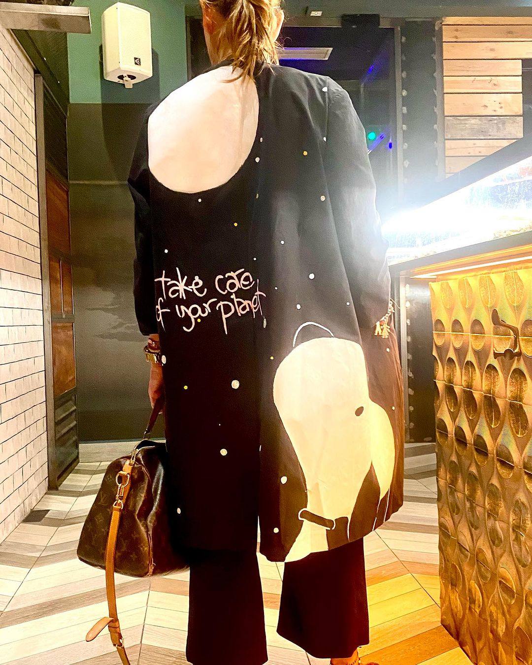 De Vitoria al mundo: las gabardinas &#039;vintage&#039; pintadas a mano que triunfan