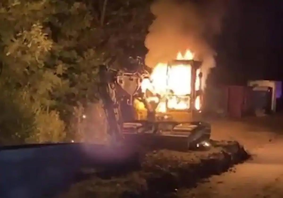 Los atacantes han quemado una excavadora de las obras del TAV en Rentería.