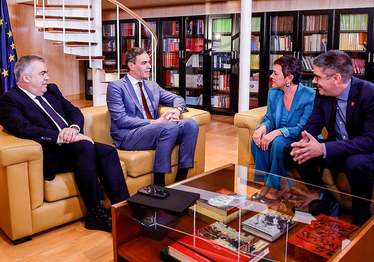 Pedro Sánchez y Santos Cerdán se han reunido este viernes con Mertxe Aizpurua y Gorka Elejabarrieta.