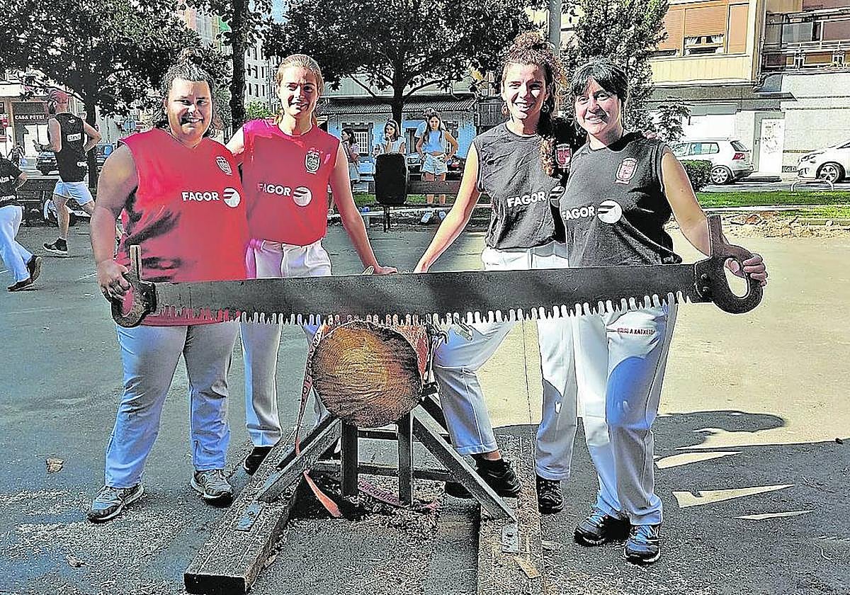 Haizea Marijuan, Olaia Niño, Maite Elguezabal y Naroa Martínez minutos antes de su primera exhibición en Barakaldo.