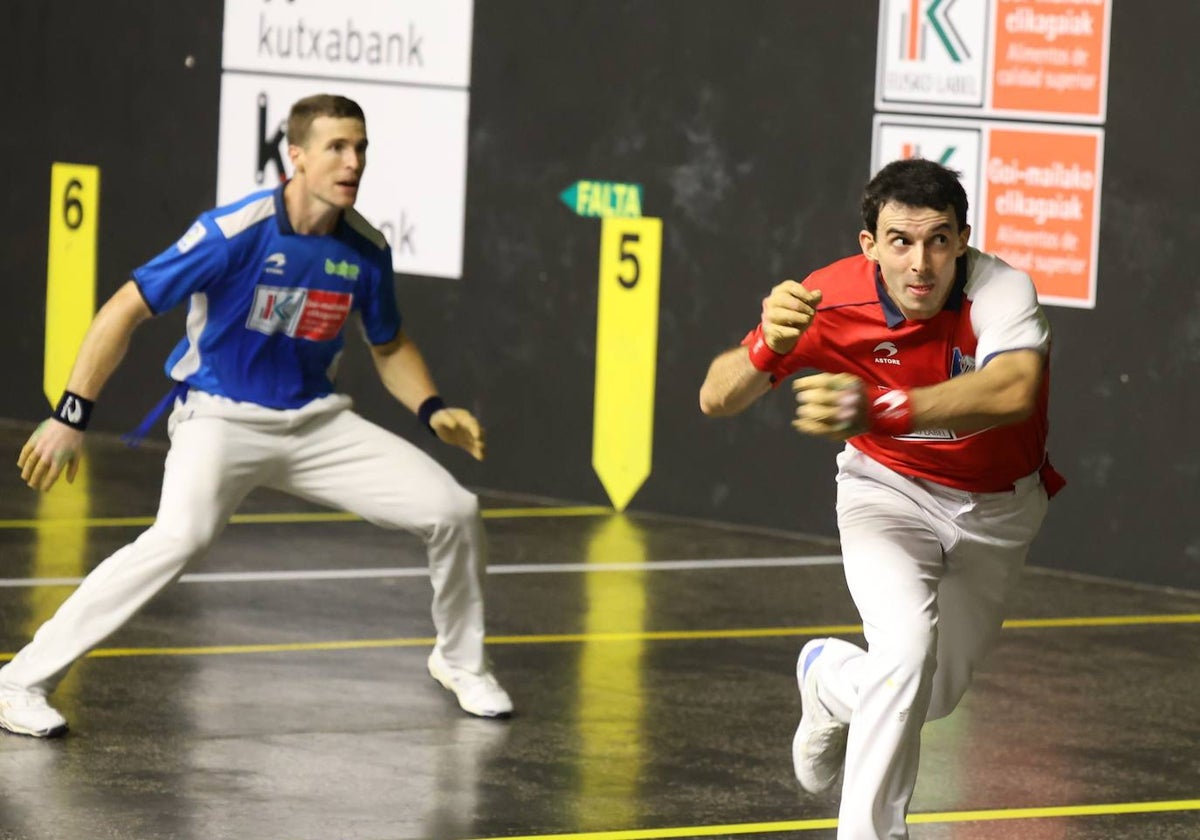 Altuna III coloca una pelota con la zurda en el 'txoko' ante la mirada de Artola.