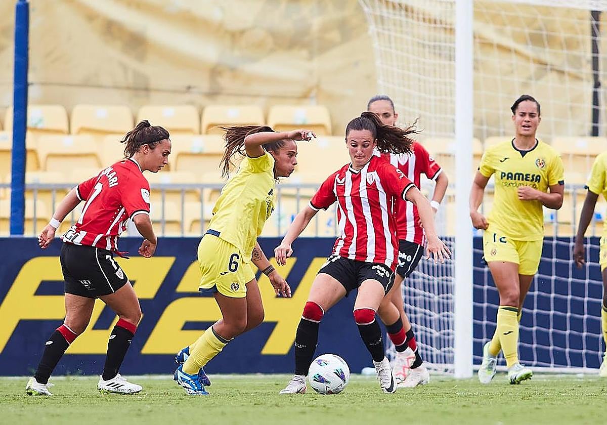 Amezaga pugna un balón con Llomparts.