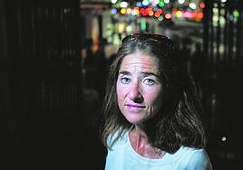Memoria. Pili Zabala posa, de noche, en el centro de Bilbao después de hablar de su hermano Joxi y de Joxean Lasa.