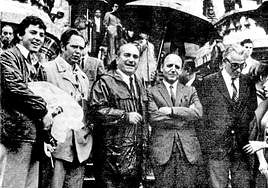 'El otro árbol de Guernica'. Castresana (brazos cruzados) con jugadores del Athletic ante el Ayuntamiento de Bilbao en 1969 tras el estreno de la película, que fue un acontecimiento.