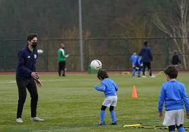 Varios niños y un monitor, durante una sesión de entrenamiento en Ermua.