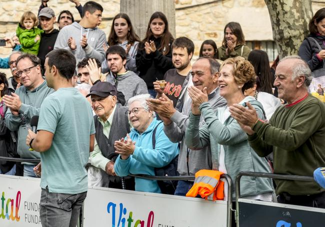 Ambiente. Los espectadores se congregaron en la meta de Araia para aplaudir y reconcer el esfuerzo a los deportistas.