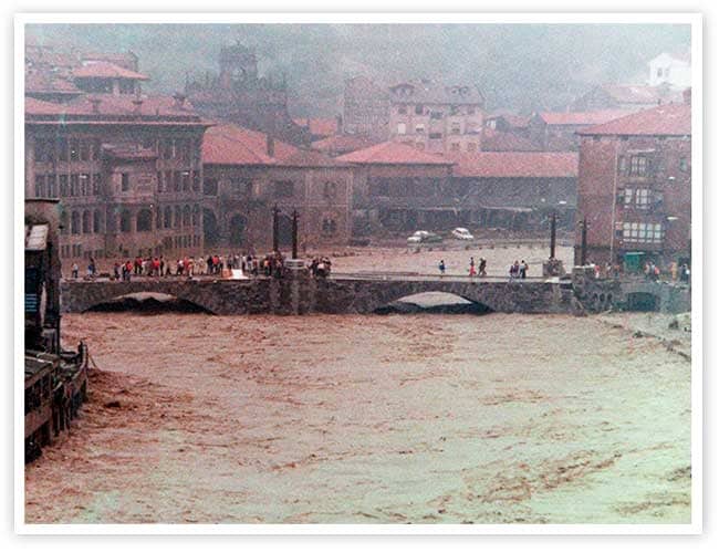 El puente de San Antón en las inundaciones de 1983.