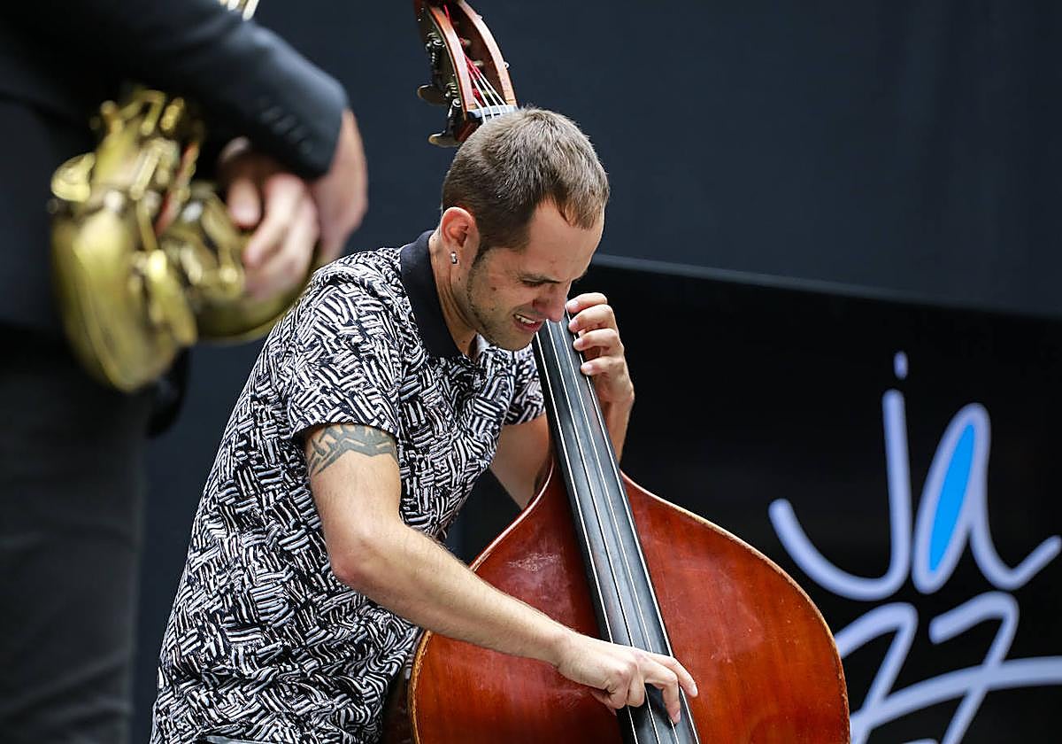 El contrabajista alavés Fran serrano, durante su actuación al frente de su quinteto en el Festival Internacional de Jazz de Vitoria de 2021.