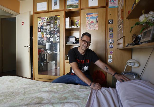 Jorge, en el dormitorio de su piso de Portugalete.