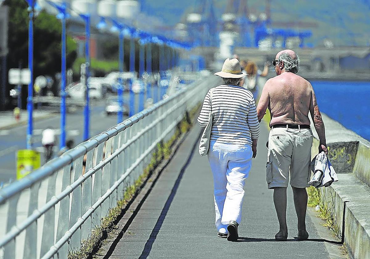Una pareja de jubilados pasea por Getxo.