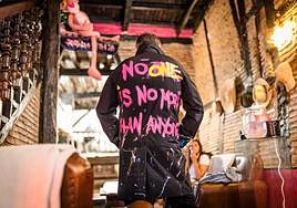 El creador del proyecto Begin the Begin en su atelier de la calle Correría.