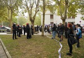 Fuerte despliegue policial en la calle Cuadrilla de Laguardia de Vitoria motivado por un desahucio.