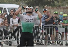 Diego Ruiz de Arcaute alza los brazos en línea de meta.