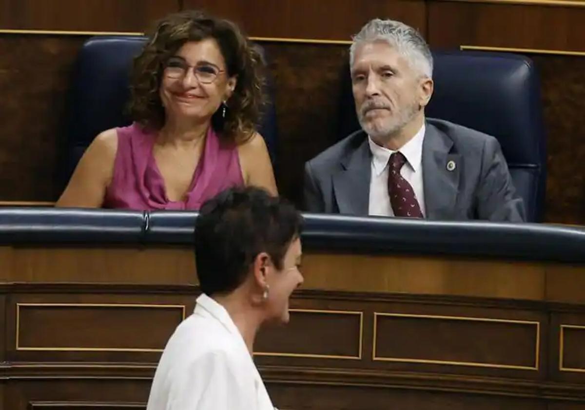 La ministra en funciones de Hacienda, María Jesús Montero, sentada junto al de Interior, Fernando Grande Marlaska, en el primer pleno del Congreso de la Legislatura.